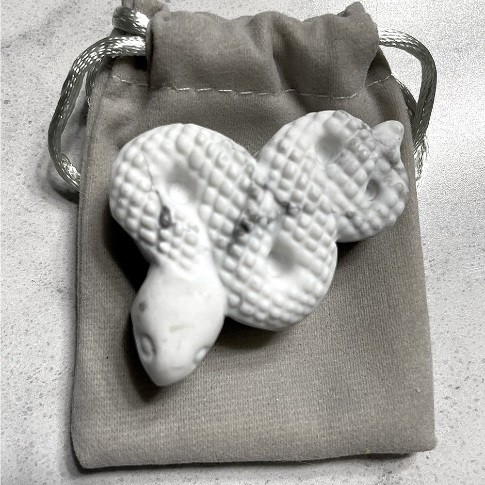 Howlite Snake w/pouch